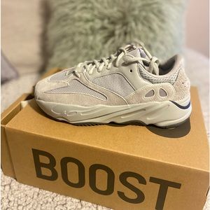 Yeezy 700 SALT 8M/ 8.5,9W